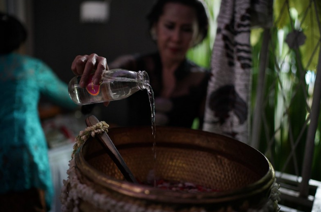 Upacara Mitoni Dalam Tradisi Adat Jawa Atau Tingkeban